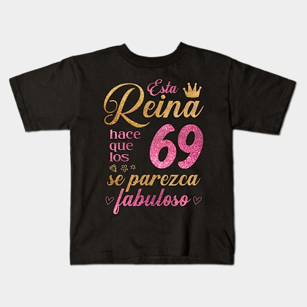 Esta Reina hace que los 69 se parezca fabuloso Kids T-Shirt by cecatto1994